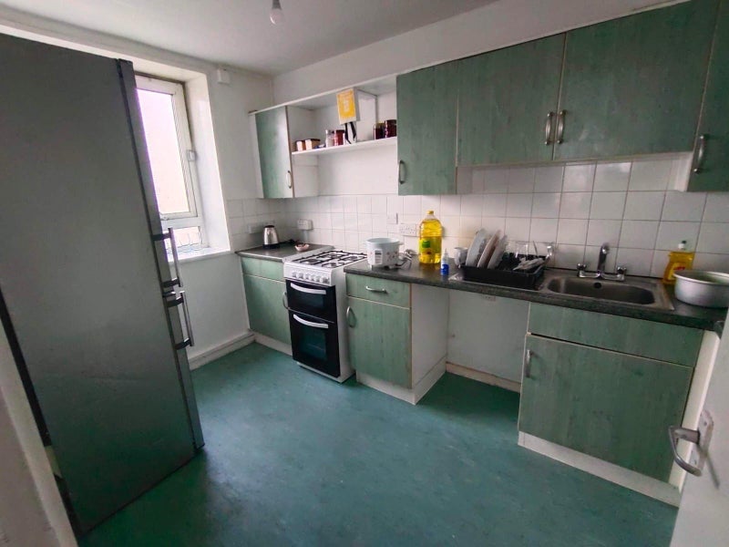 Room Westferry Road in Greater London