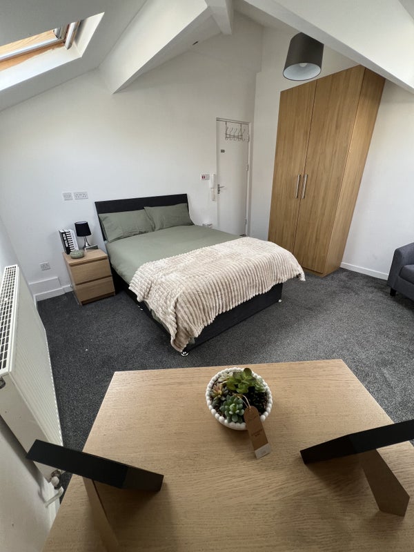 Room Merton Road in Bootle