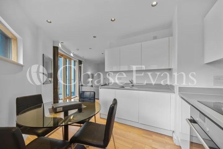 Flat Raine Street in Greater London