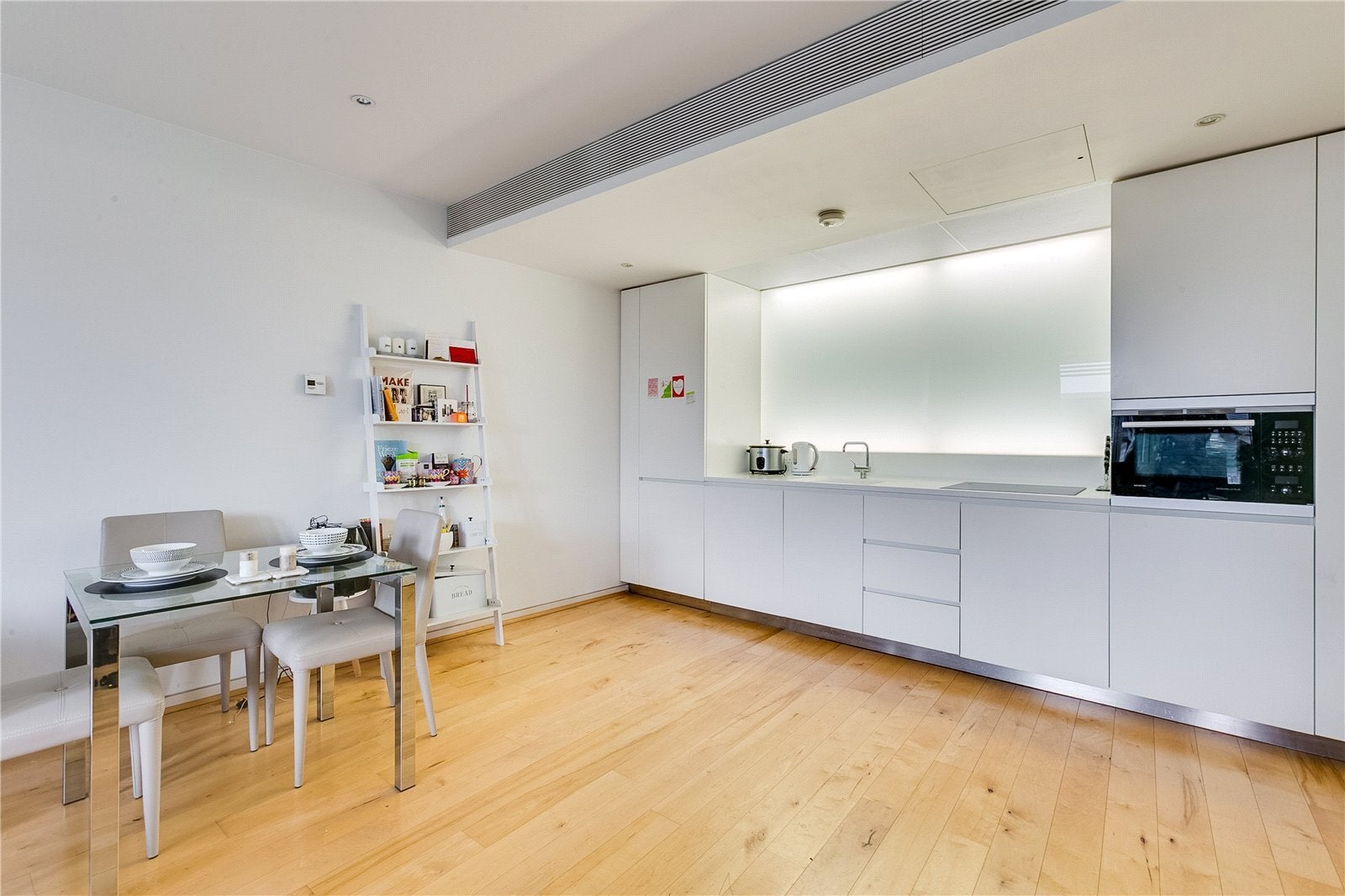 Flat Hester Road in Greater London