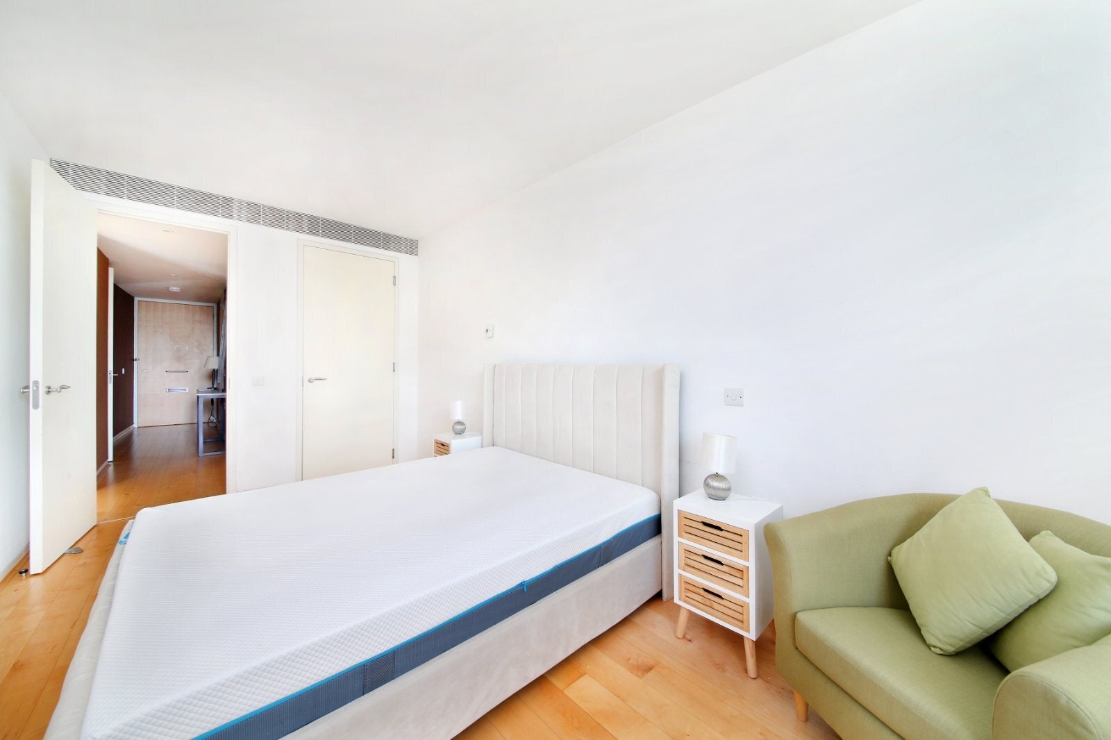 Flat Hester Road in Greater London