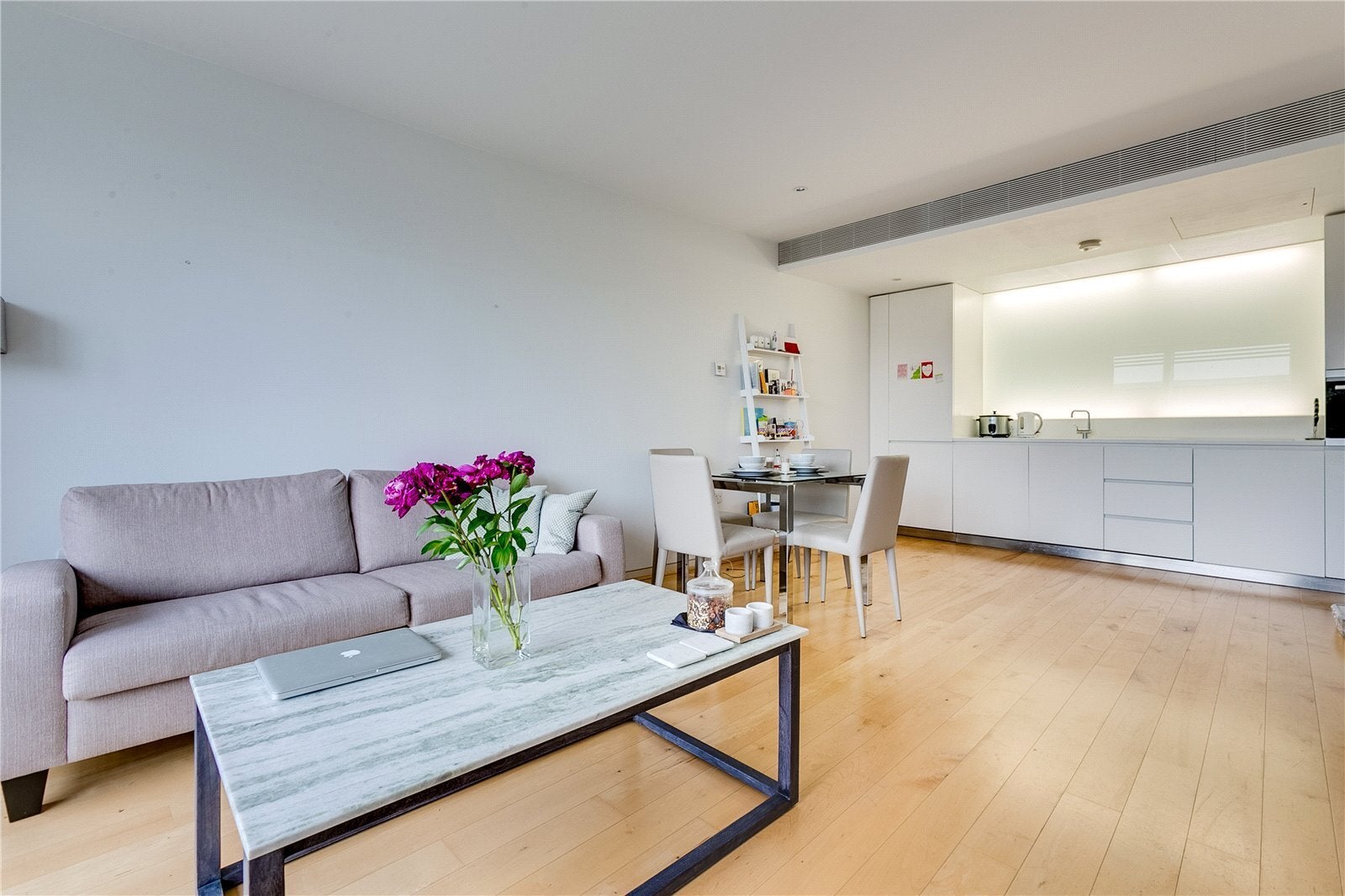 Flat Hester Road in Greater London