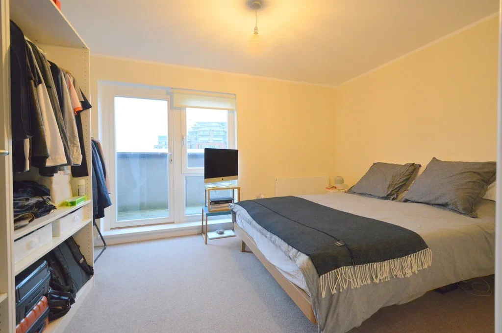 Flat Chatfield Road in Greater London