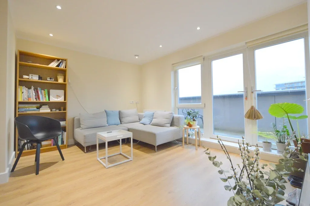 Flat Chatfield Road in Greater London