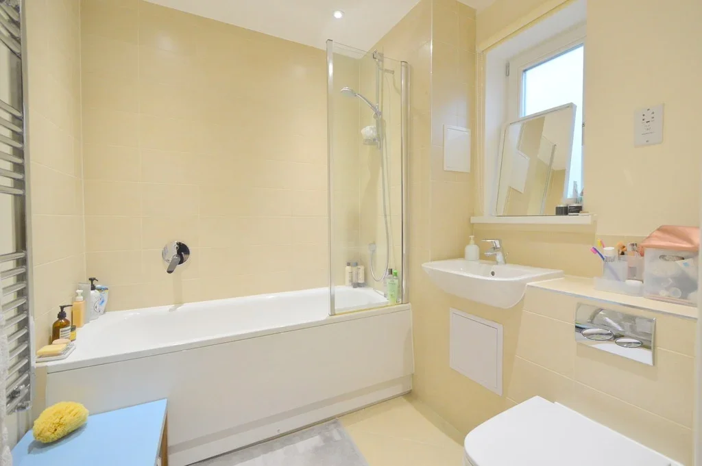 Flat Chatfield Road in Greater London