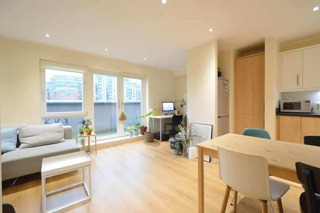 Flat Chatfield Road in Greater London