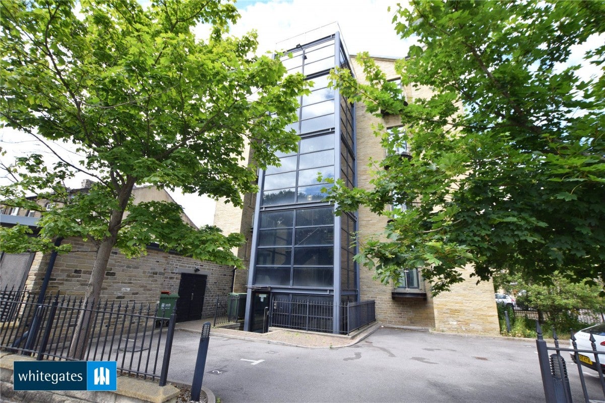 Flat Newcastle Close in Leeds