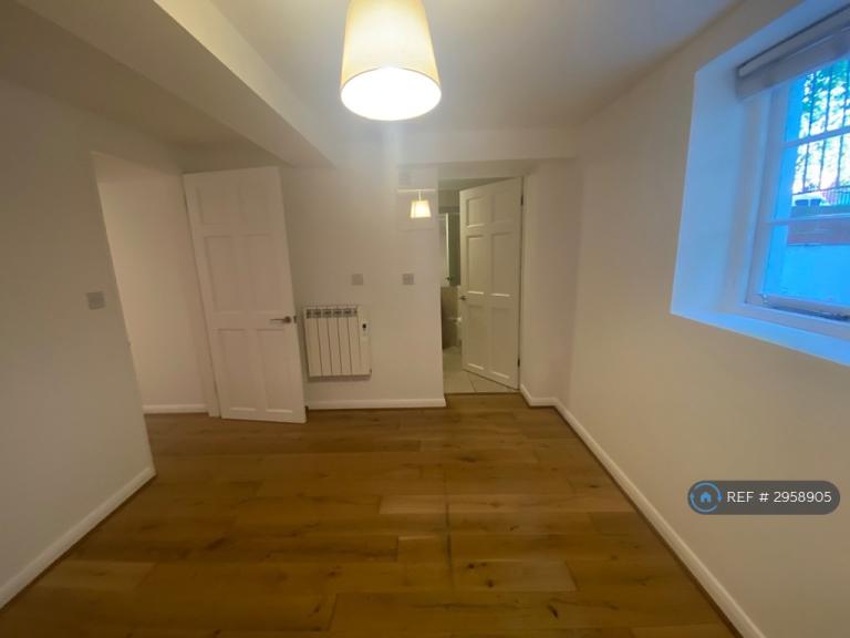 Flat Muirfield Close in Reading