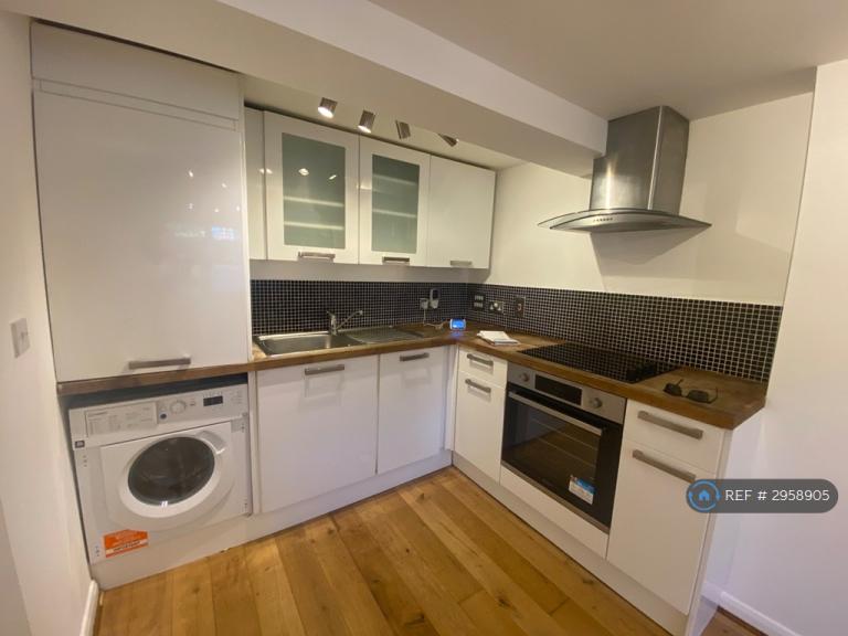 Flat Muirfield Close in Reading
