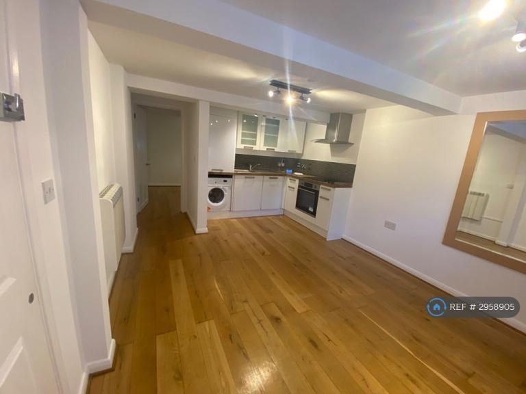 Flat Muirfield Close in Reading
