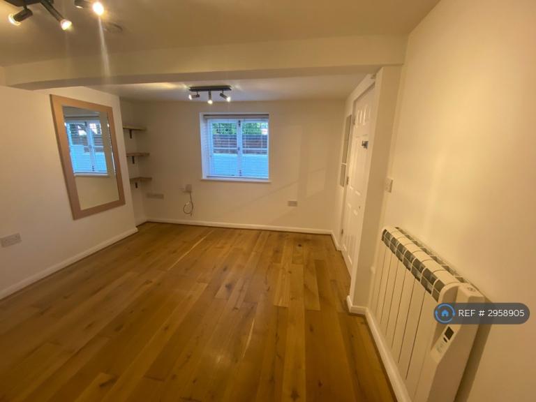Flat Muirfield Close in Reading