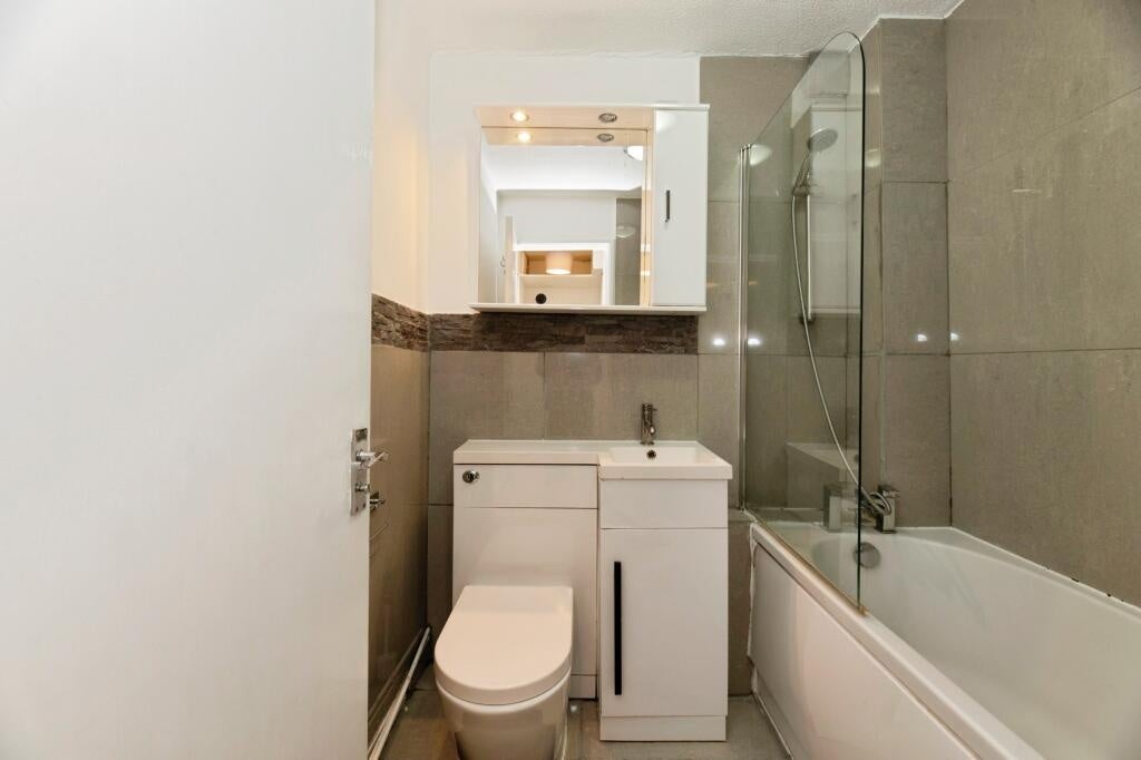 Flat Hogarth Crescent in Greater London