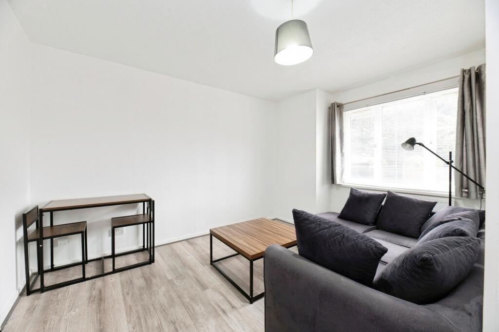 Flat Hogarth Crescent in Greater London