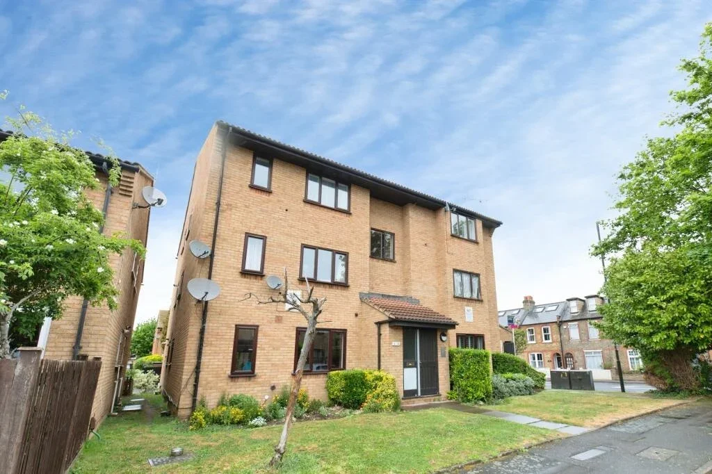 Flat Hogarth Crescent in Greater London