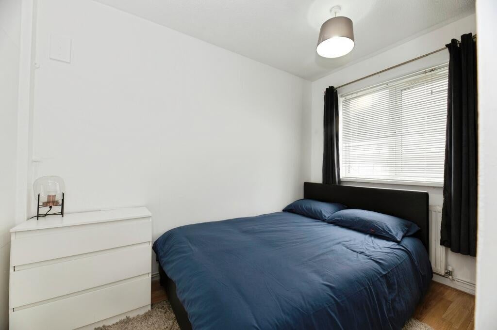 Flat Hogarth Crescent in Greater London