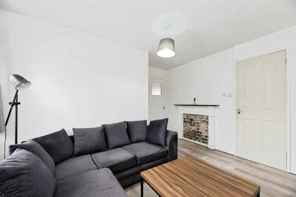 Flat Hogarth Crescent in Greater London