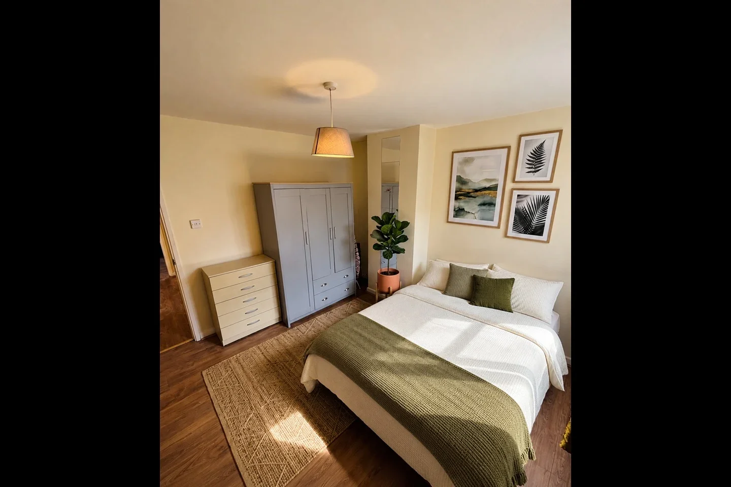 Room Thomas Baines Road in Greater London