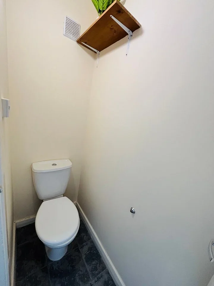 Room Thomas Baines Road in Greater London