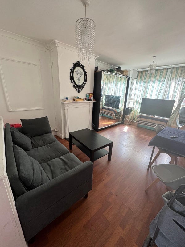 Room Manchester Road in Greater London