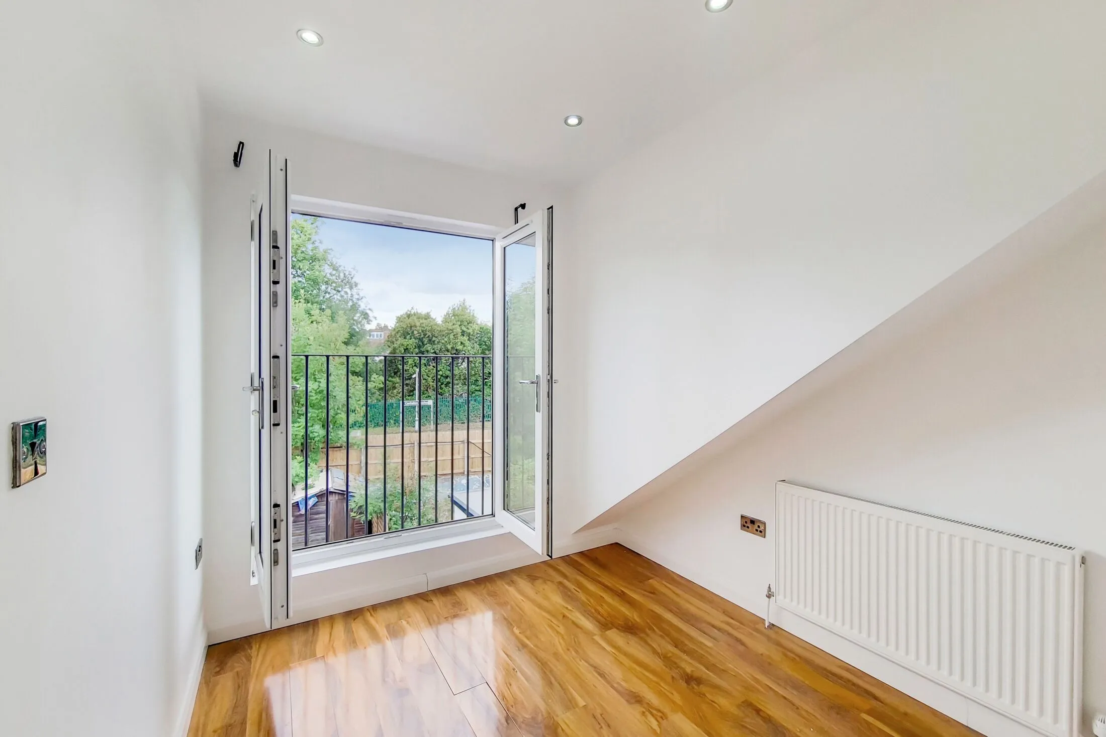 Flat Gordon Road in Greater London