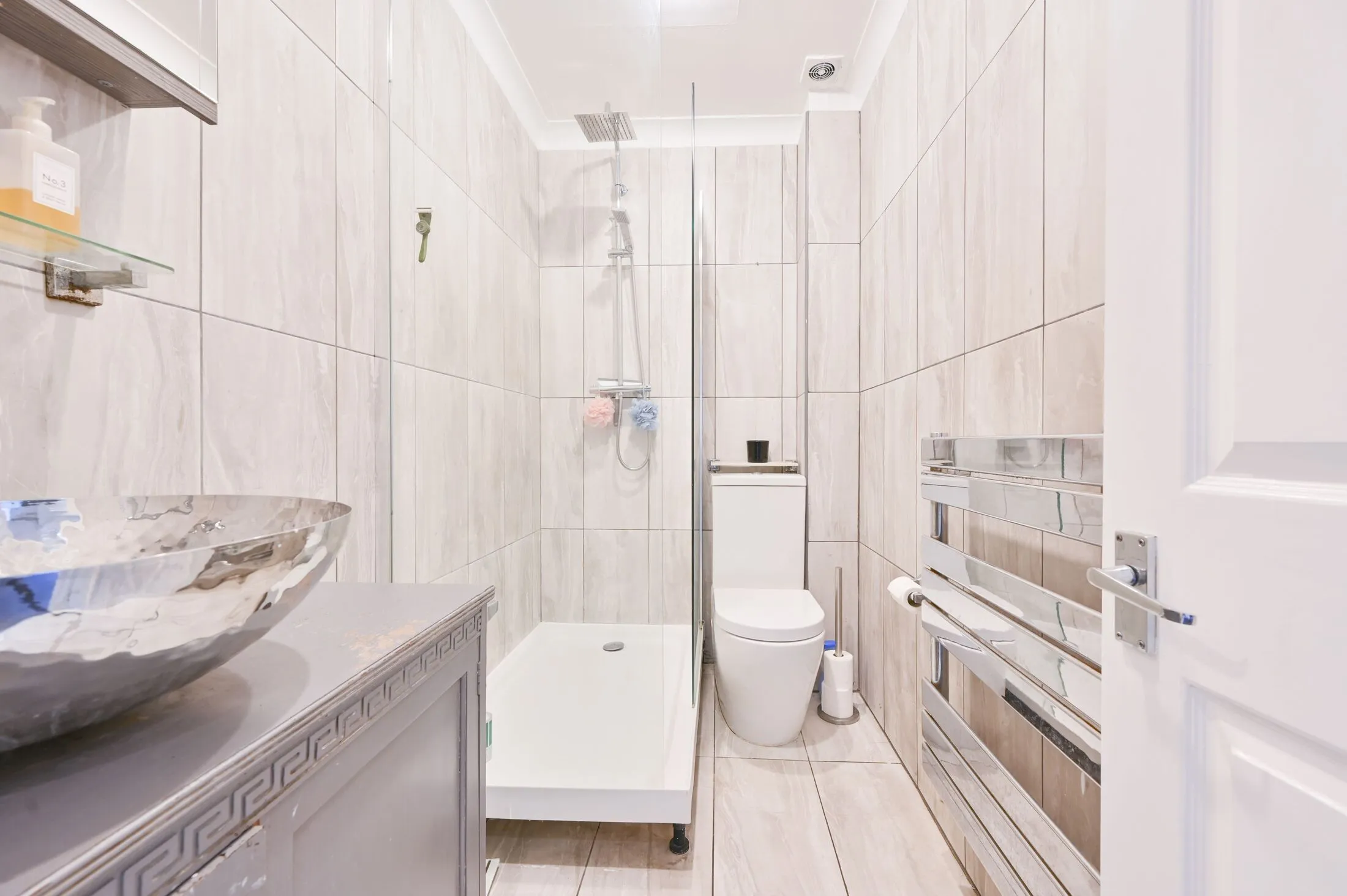 Flat Haslemere Avenue in Greater London