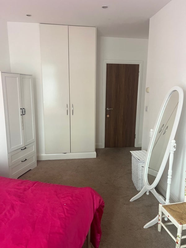 Room Bondway in Greater London