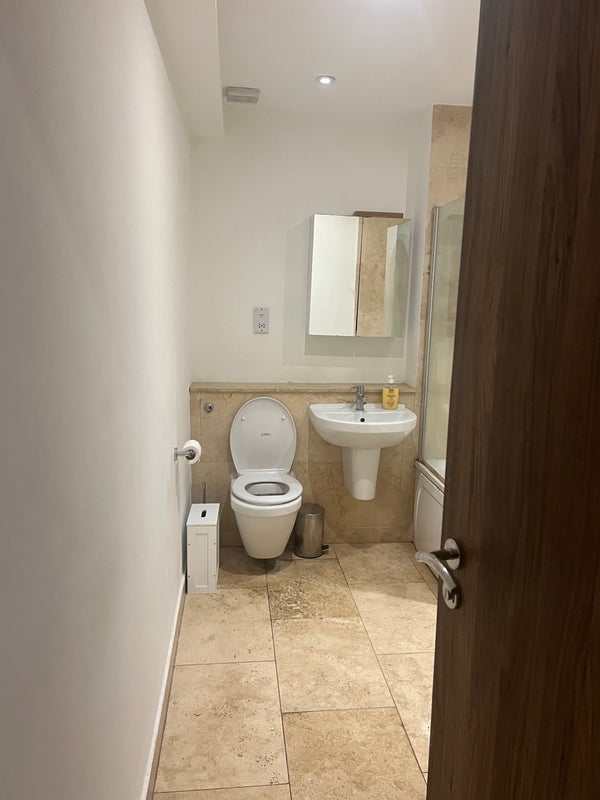 Room Bondway in Greater London