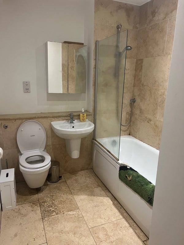 Room Bondway in Greater London