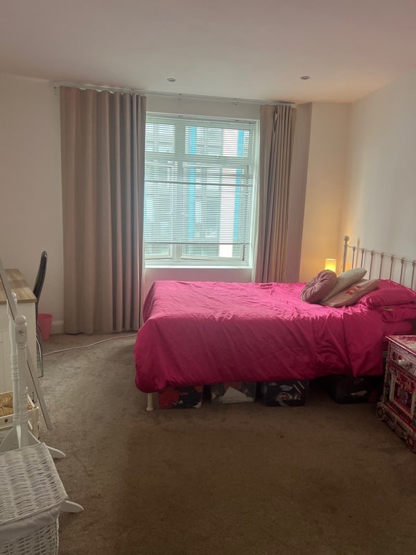 Room Bondway in Greater London