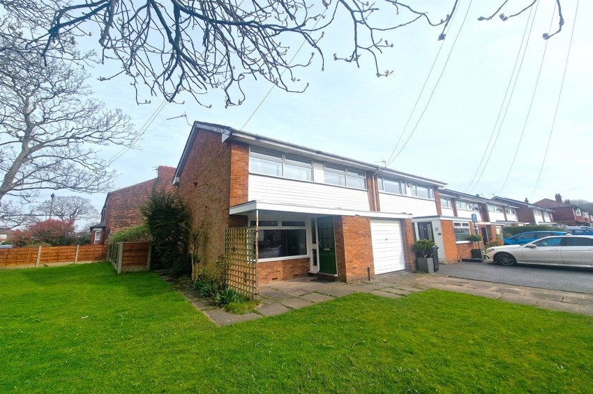 House Berwick Avenue in Cheadle