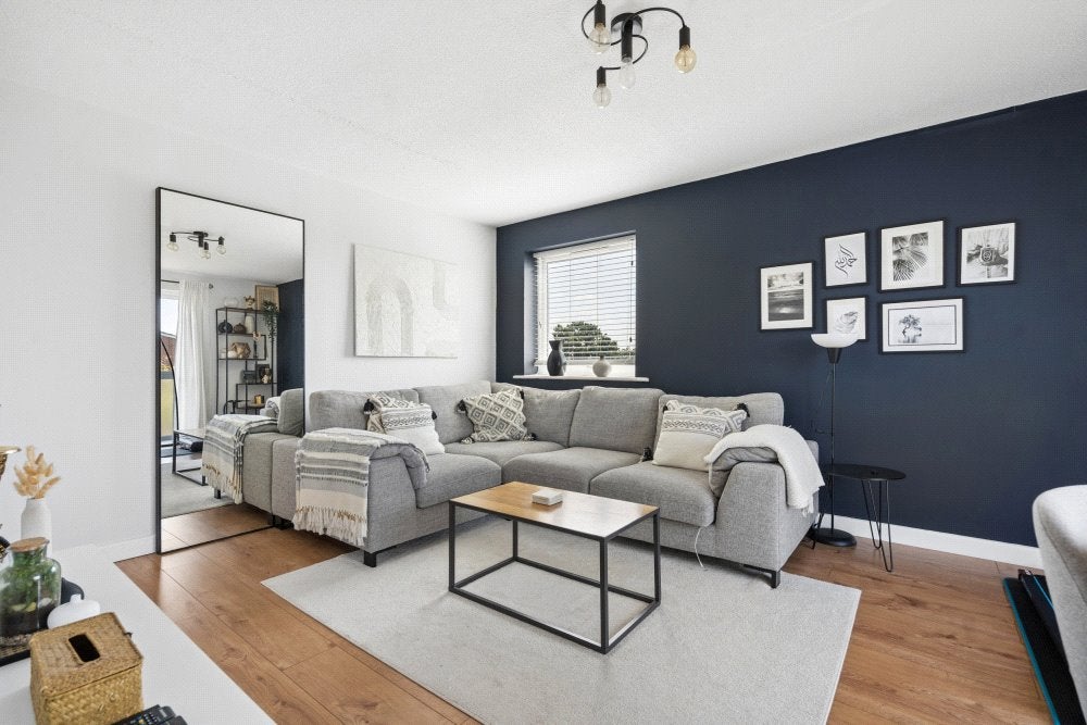 Flat Aylsham Drive in Greater London