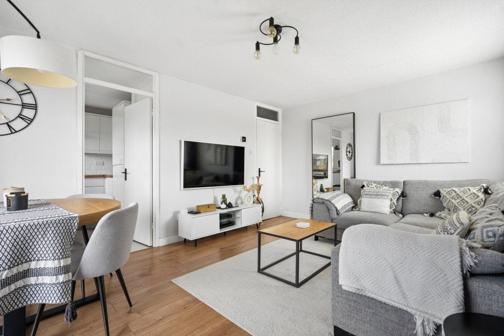 Flat Aylsham Drive in Greater London