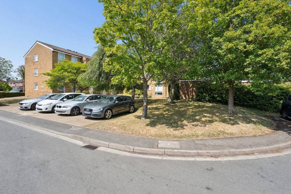 Flat Aylsham Drive in Greater London