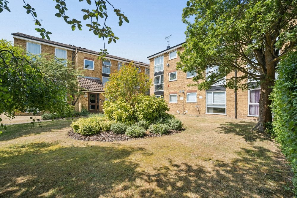 Flat Aylsham Drive in Greater London