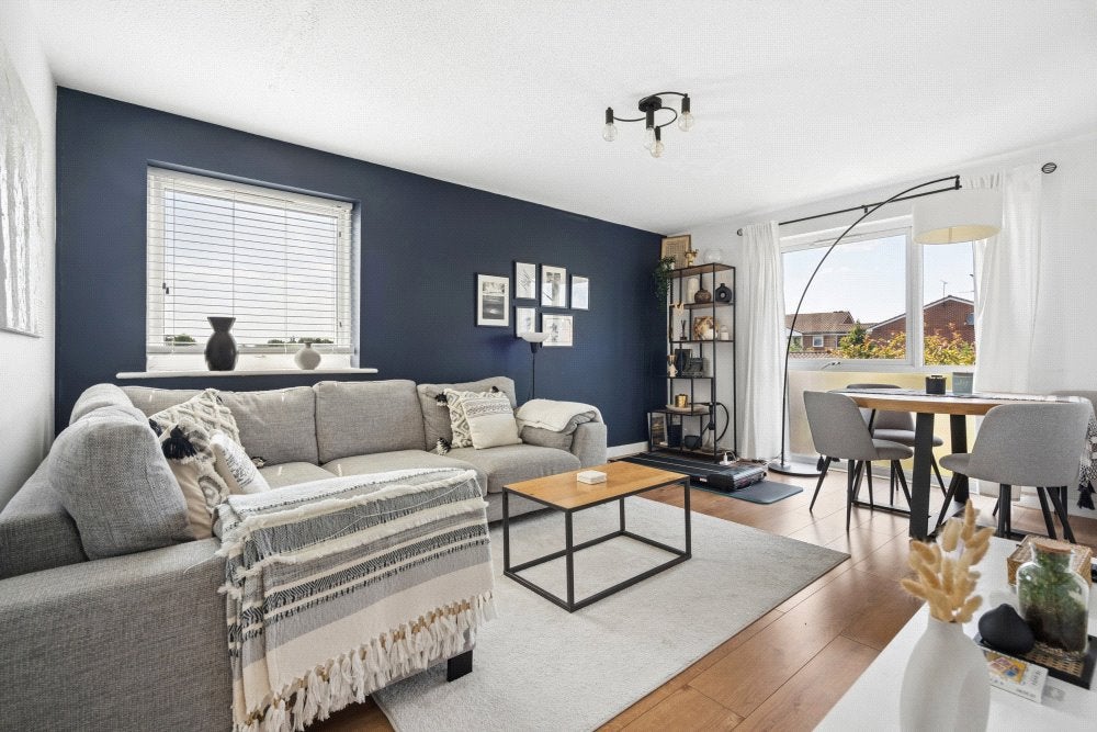 Flat Aylsham Drive in Greater London