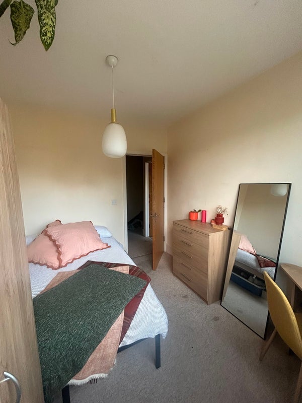 Room Middleton Road in Greater London