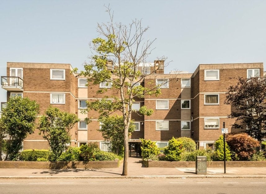 Flat Hillcrest Road in Greater London