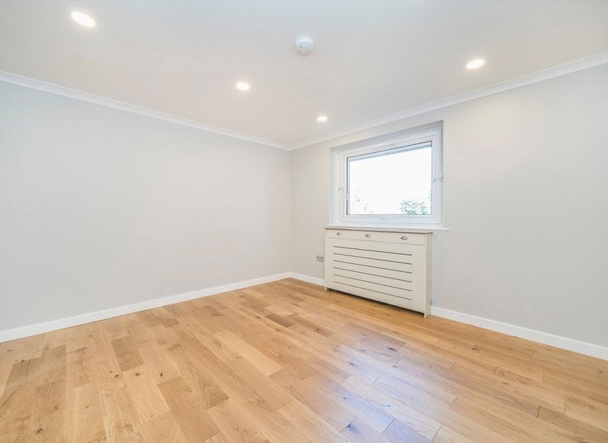 Flat Hillcrest Road in Greater London