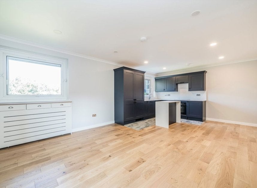 Flat Hillcrest Road in Greater London
