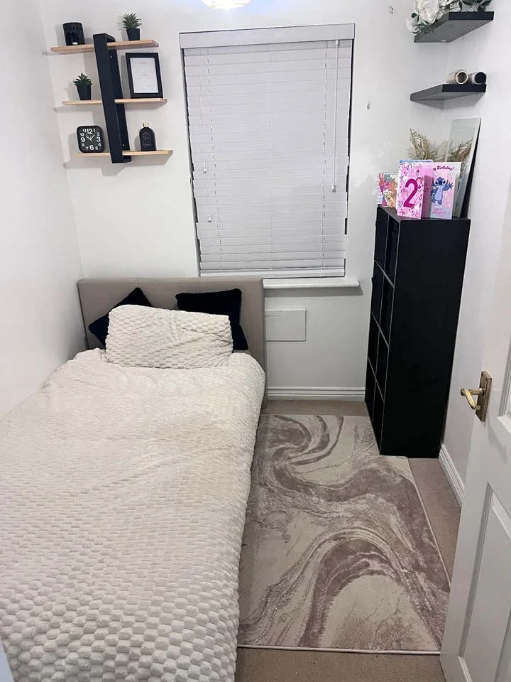 Room Capstan Drive in Greater London