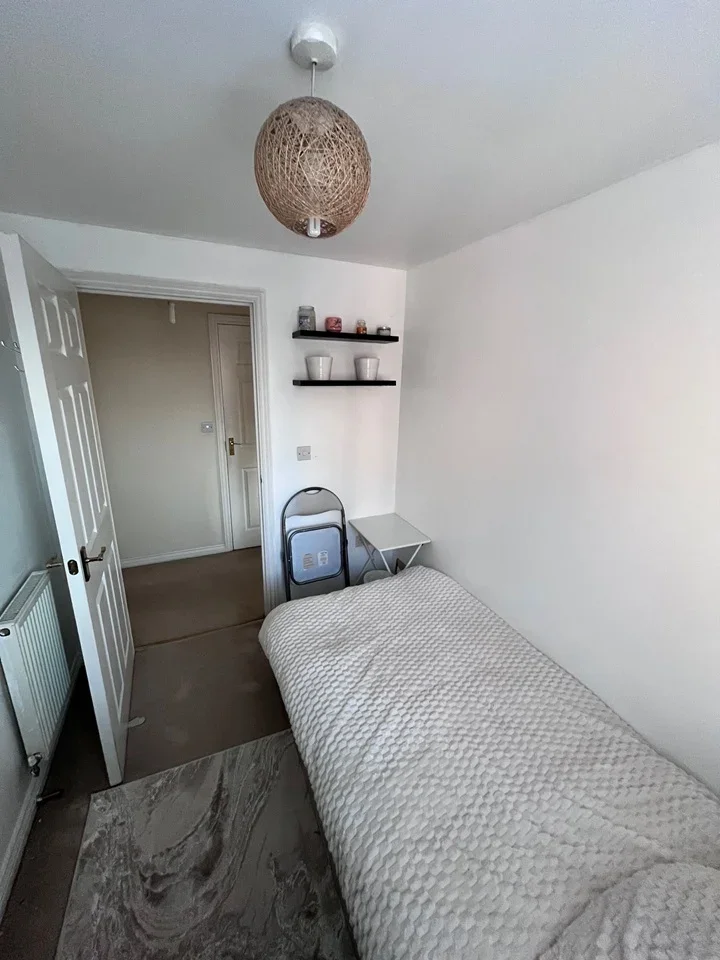 Room Capstan Drive in Greater London