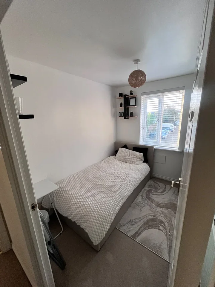 Room Capstan Drive in Greater London