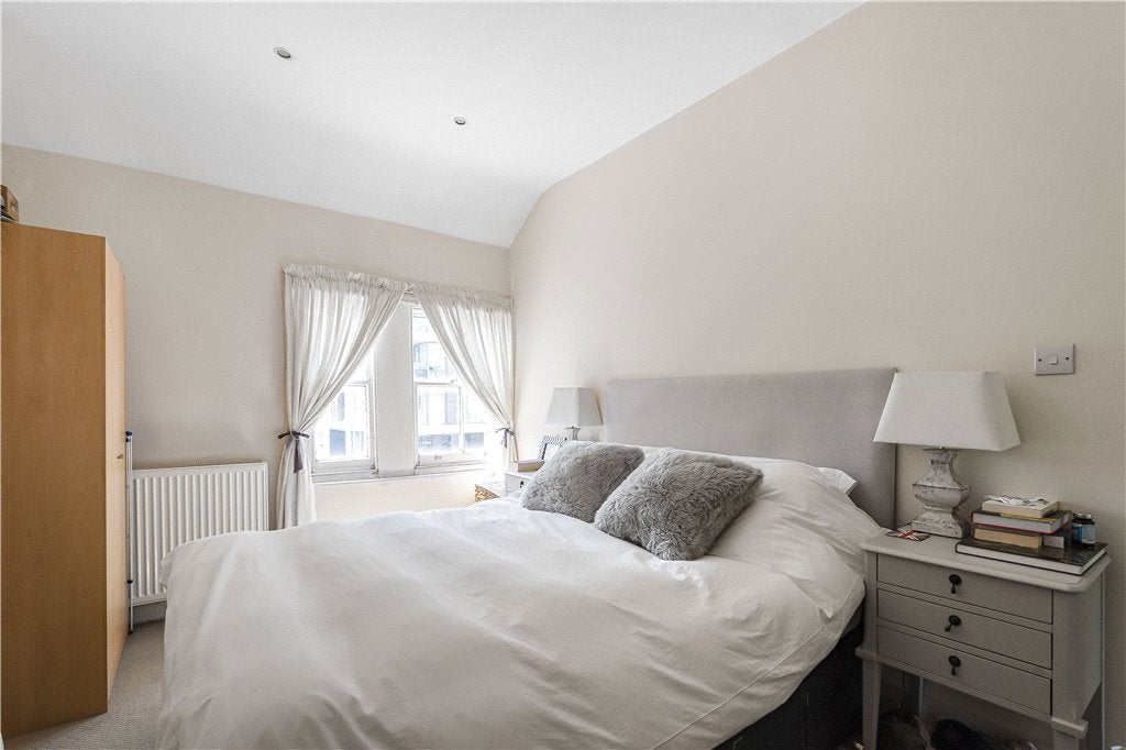 Flat Upper Richmond Road in Greater London
