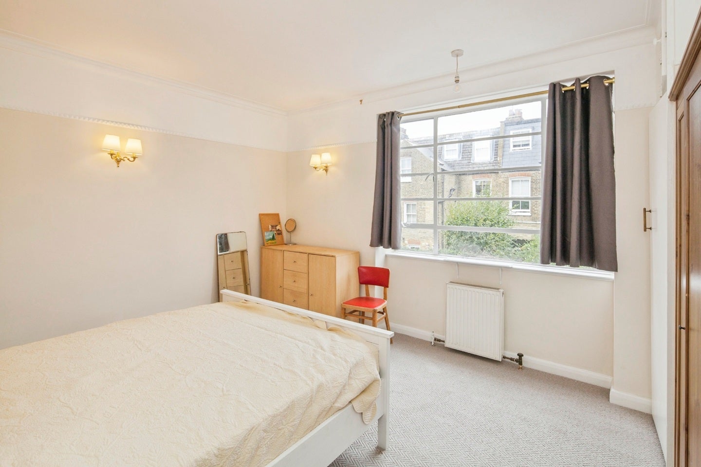 Flat Nightingale Lane in Greater London