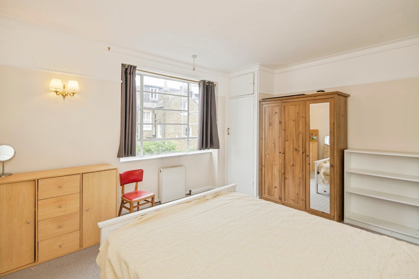 Flat Nightingale Lane in Greater London