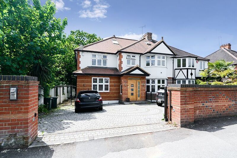 Flat Totteridge Lane in Greater London