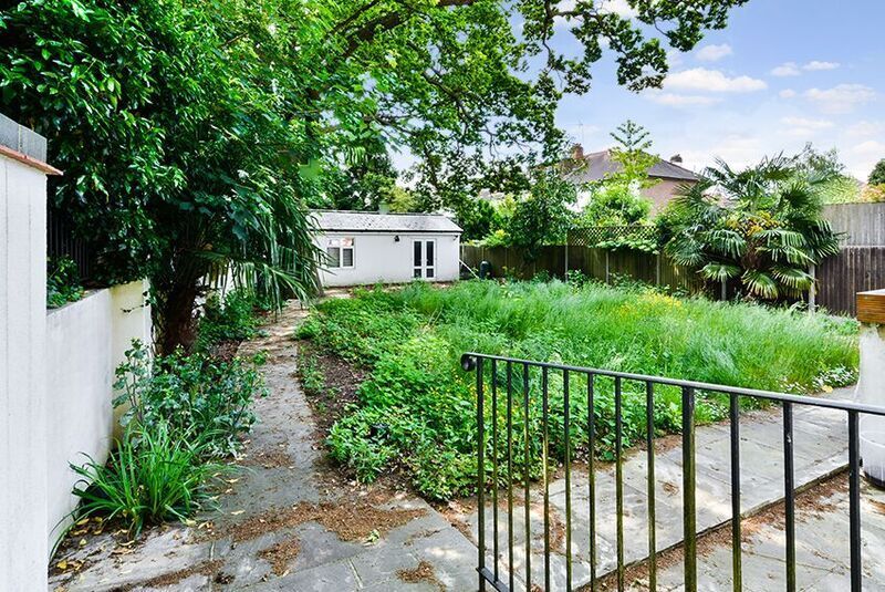 Flat Totteridge Lane in Greater London