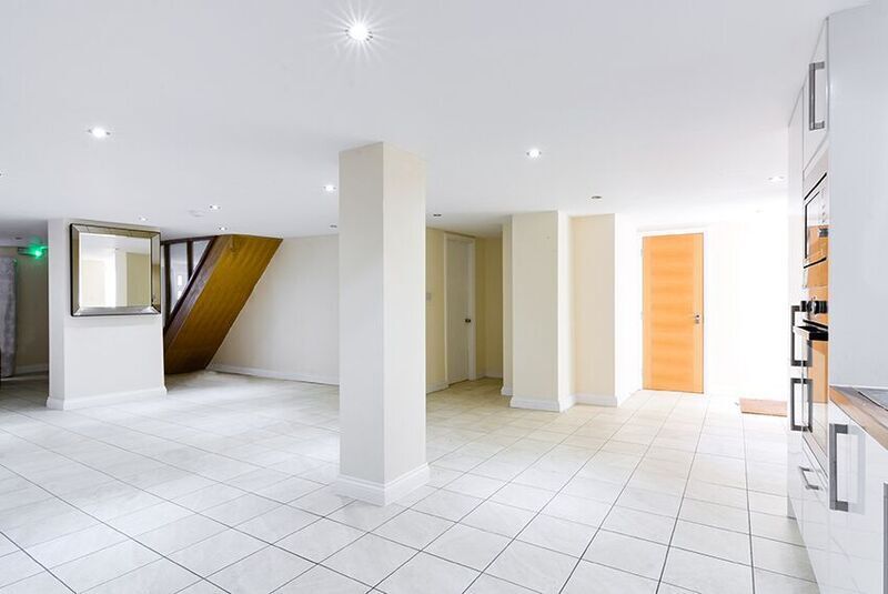 Flat Totteridge Lane in Greater London