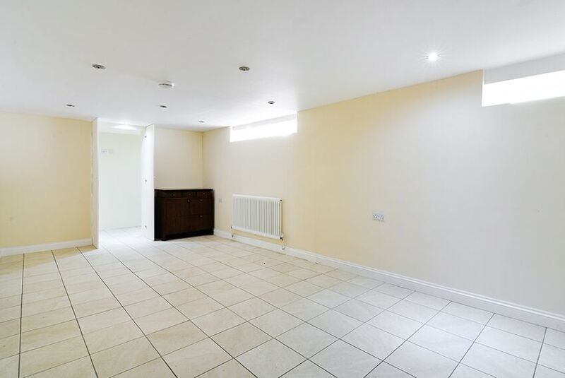 Flat Totteridge Lane in Greater London