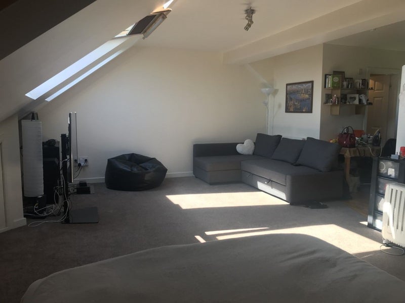 Room Fordhook Avenue in Greater London